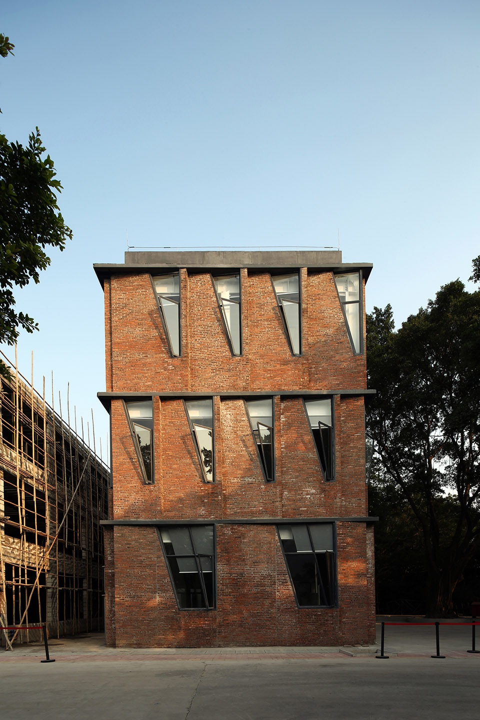 Guangzhou North Island Creative Park Management Center by Mutual Architecture