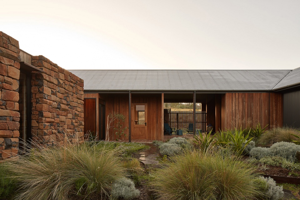 House in the Dry by MRTN Architects