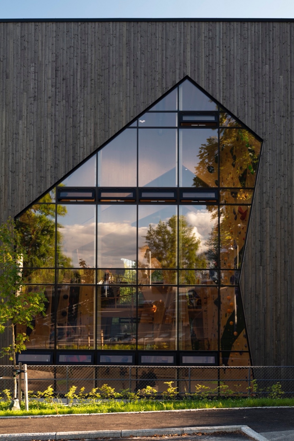 hoyt under taket climbing center by snohetta