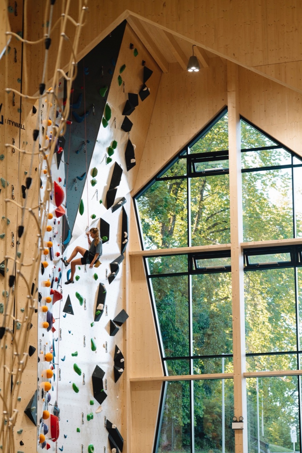 hoyt under taket climbing center by snohetta