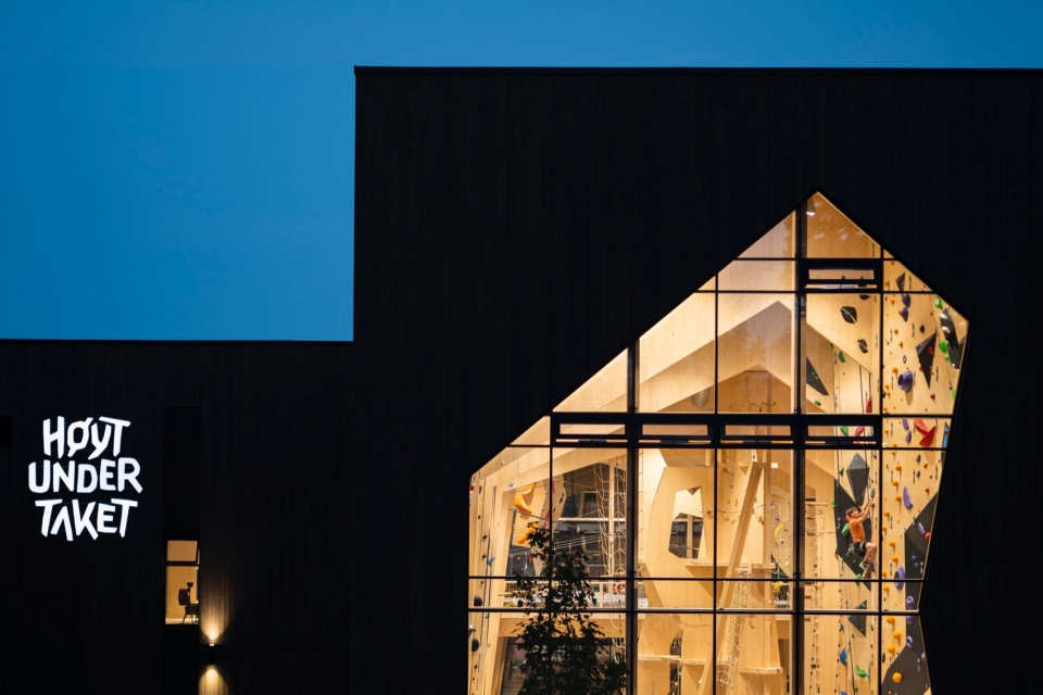 hoyt under taket climbing center by snohetta
