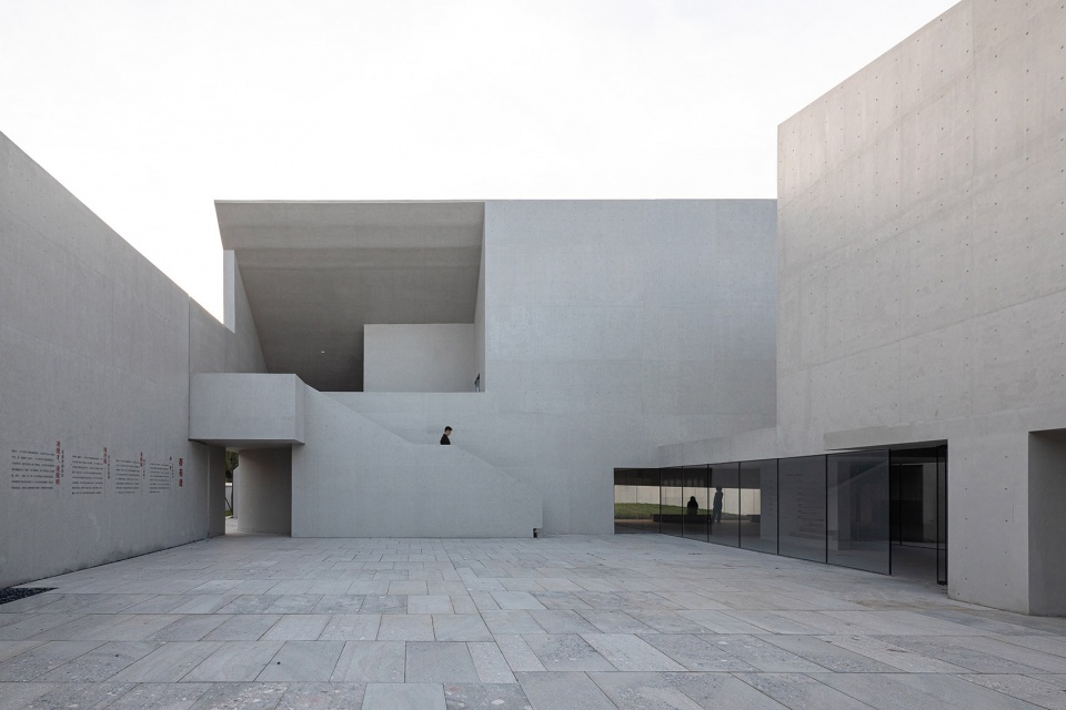 taoyiqiu memorial by atelier deshaus