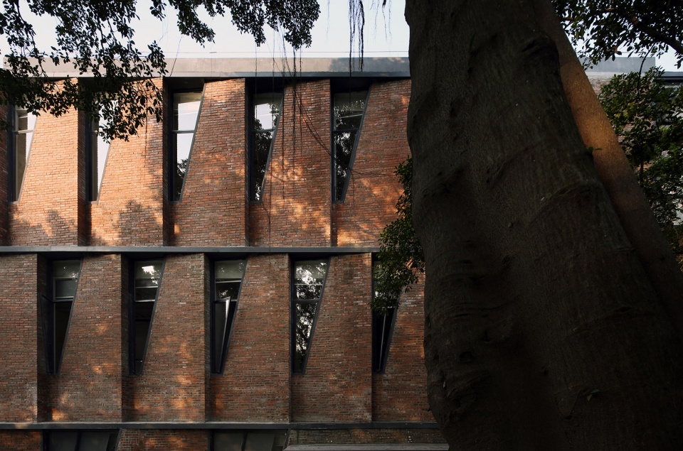 Guangzhou North Island Creative Park Management Center by Mutual Architecture