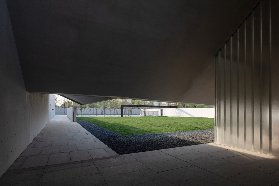 taoyiqiu memorial by atelier deshaus