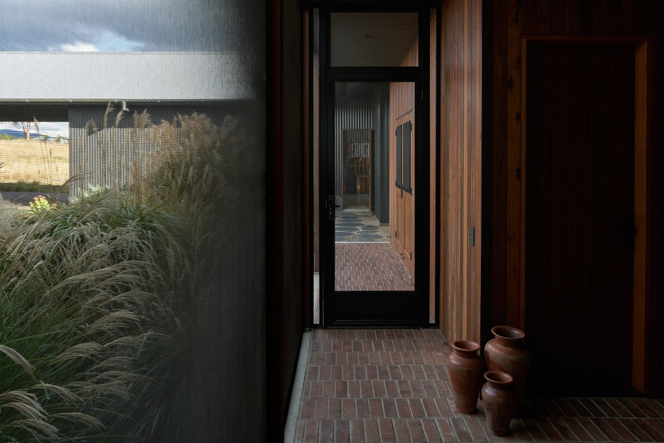 House in the Dry by MRTN Architects