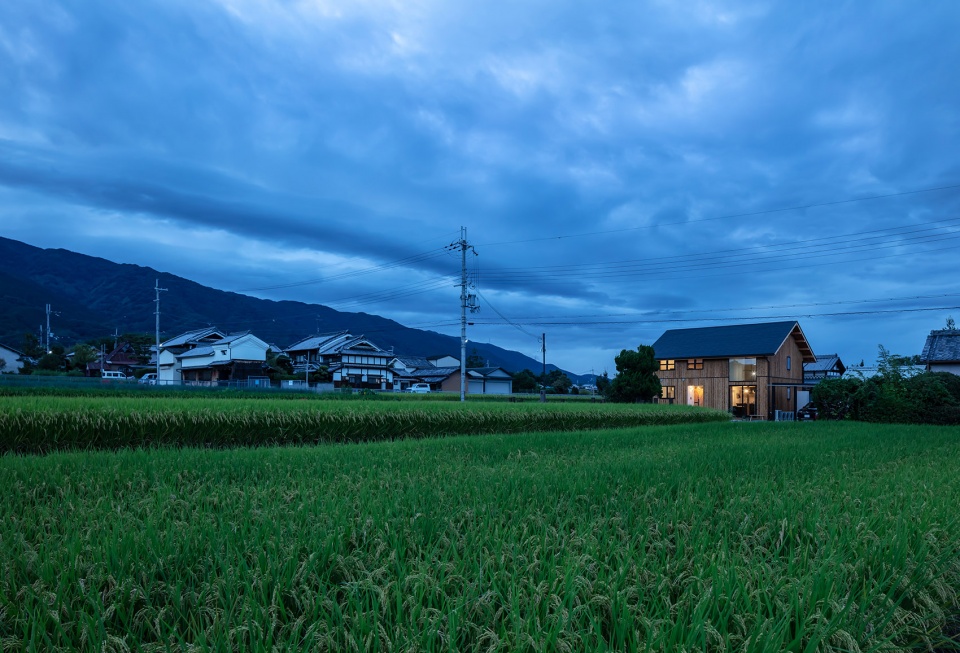 House on the Skirts of mt Katsuragi by YYAA
