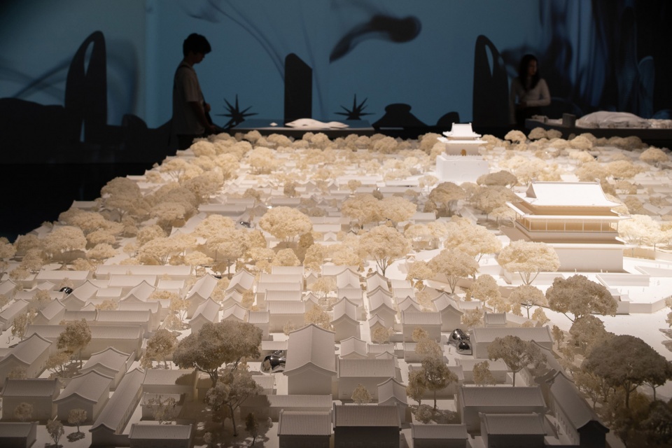 mad Exhibition the Moving Earth