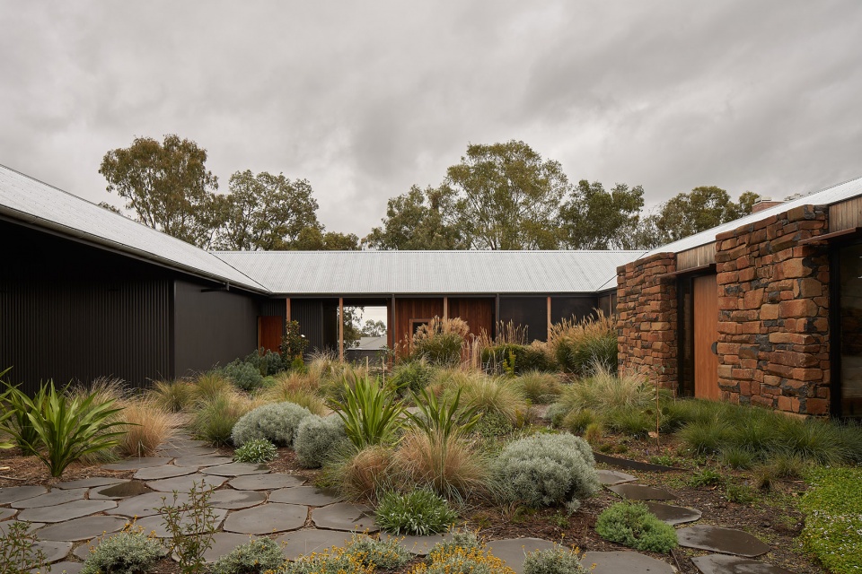 House in the Dry by MRTN Architects