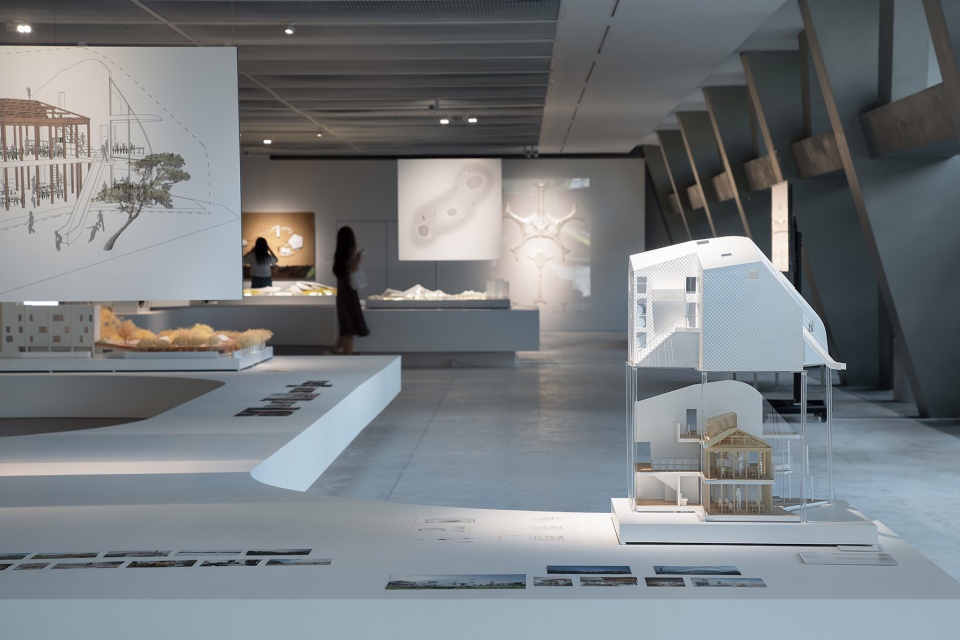 mad Exhibition the Moving Earth