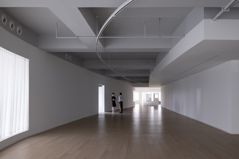 主展厅望向纪念品店 View from Main Gallery Hall to Gift Shop