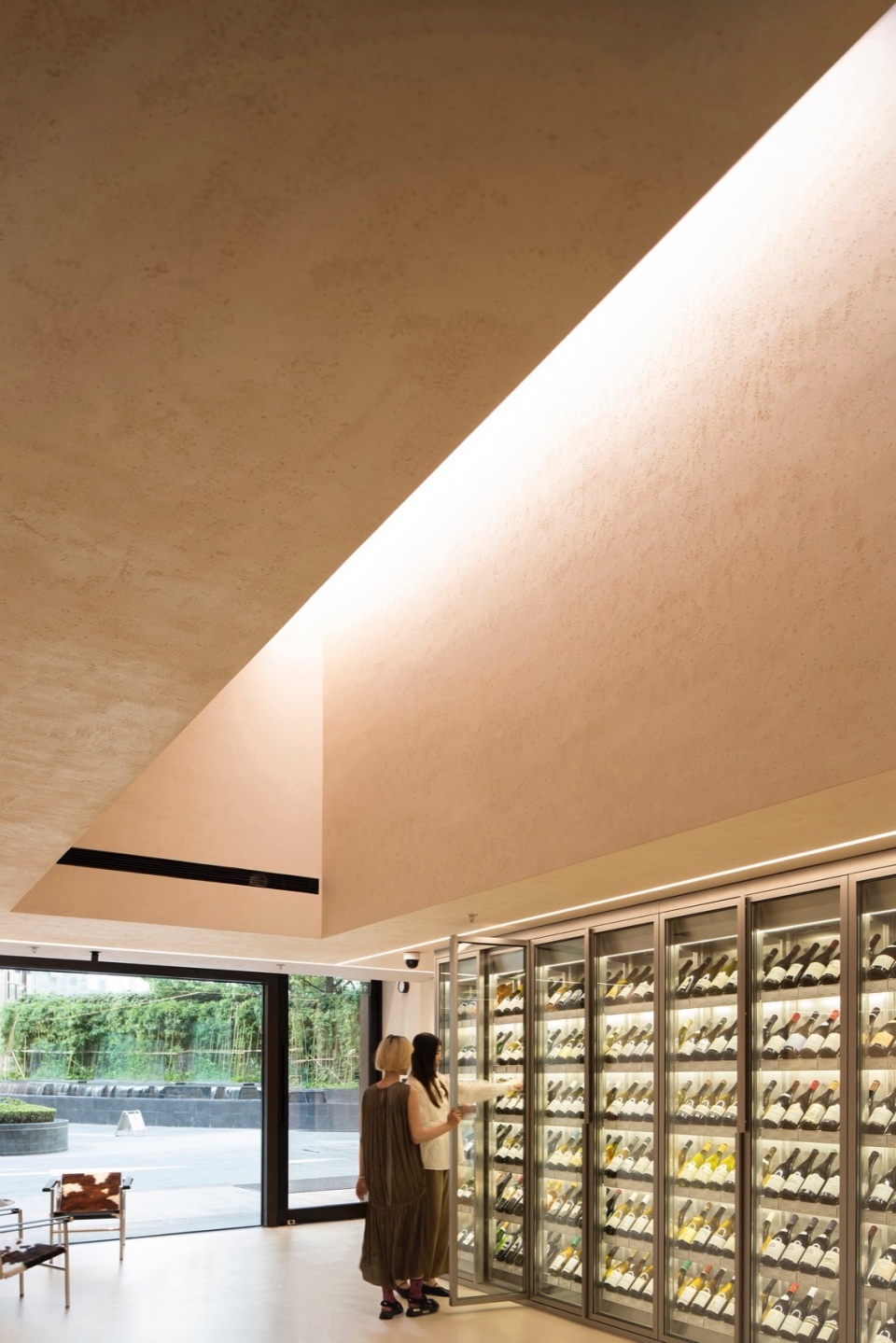 三角形顶光下的展示销售区©宋肖澹 caveau de xtd wine store by monoarchi