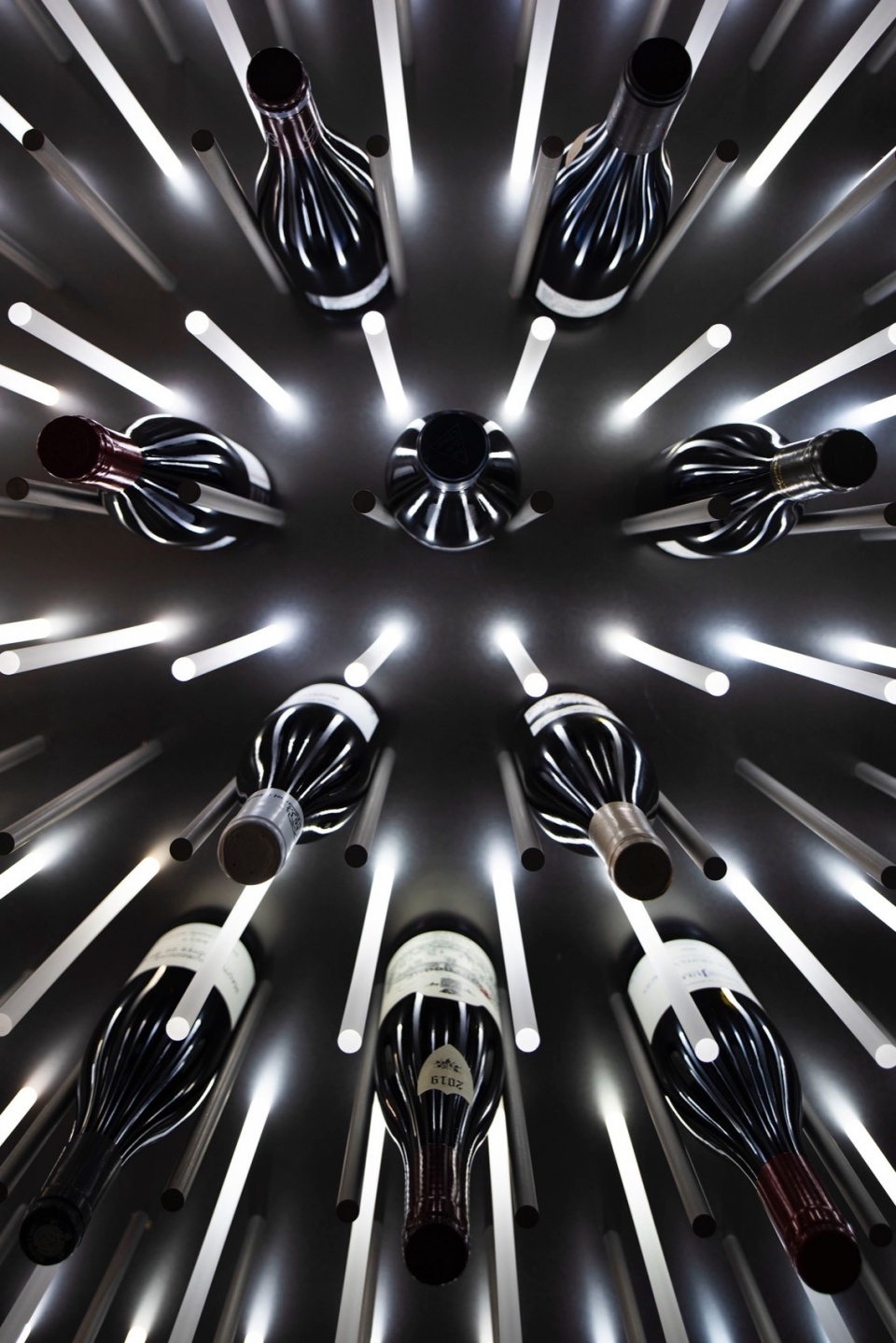 不锈钢托架与亚克力发光棒细节©宋肖澹 caveau de xtd wine store by monoarchi