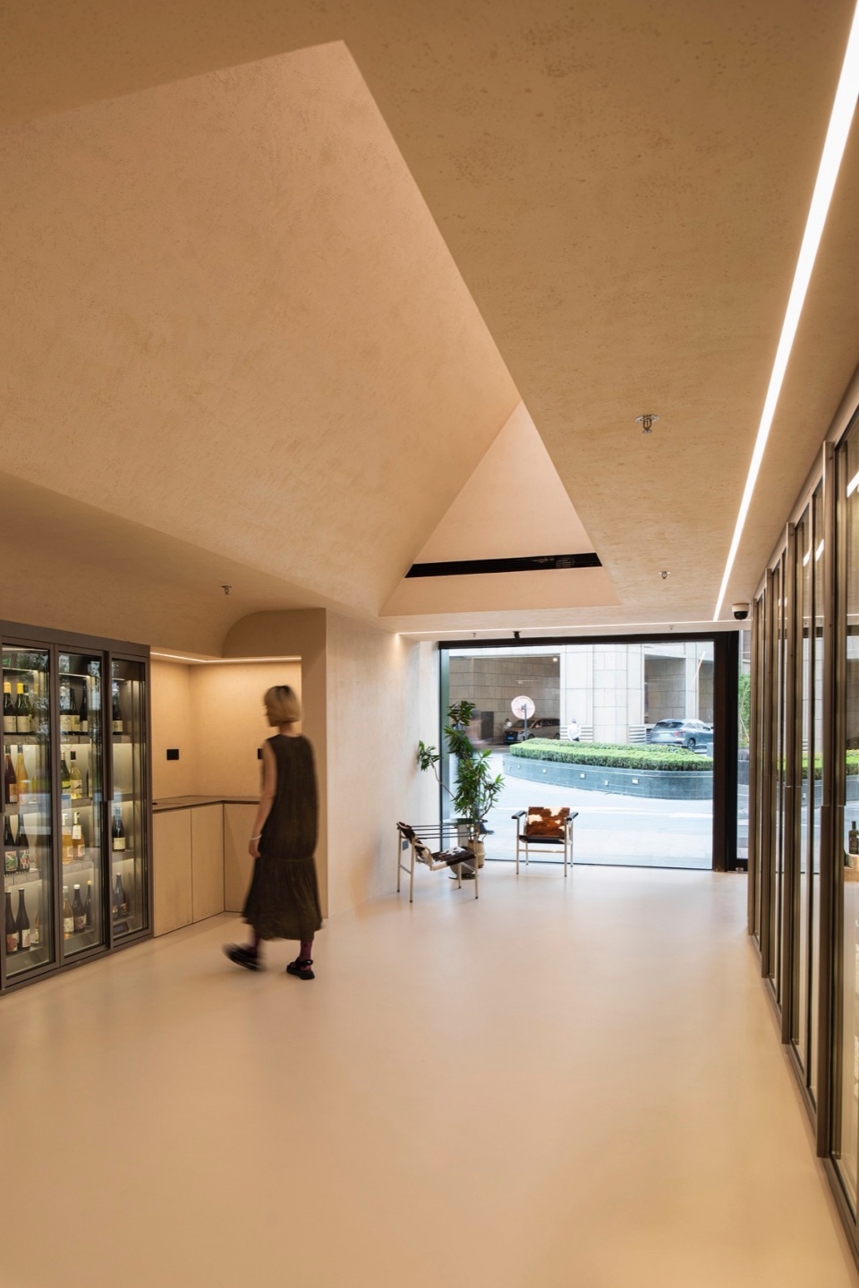 墙、顶和地面的流动©宋肖澹 caveau de xtd wine store by monoarchi
