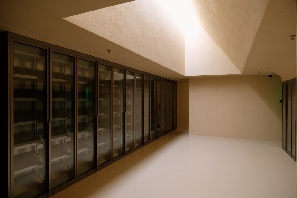墙、顶和地面的连续©ChaoS caveau de xtd wine store by monoarchi
