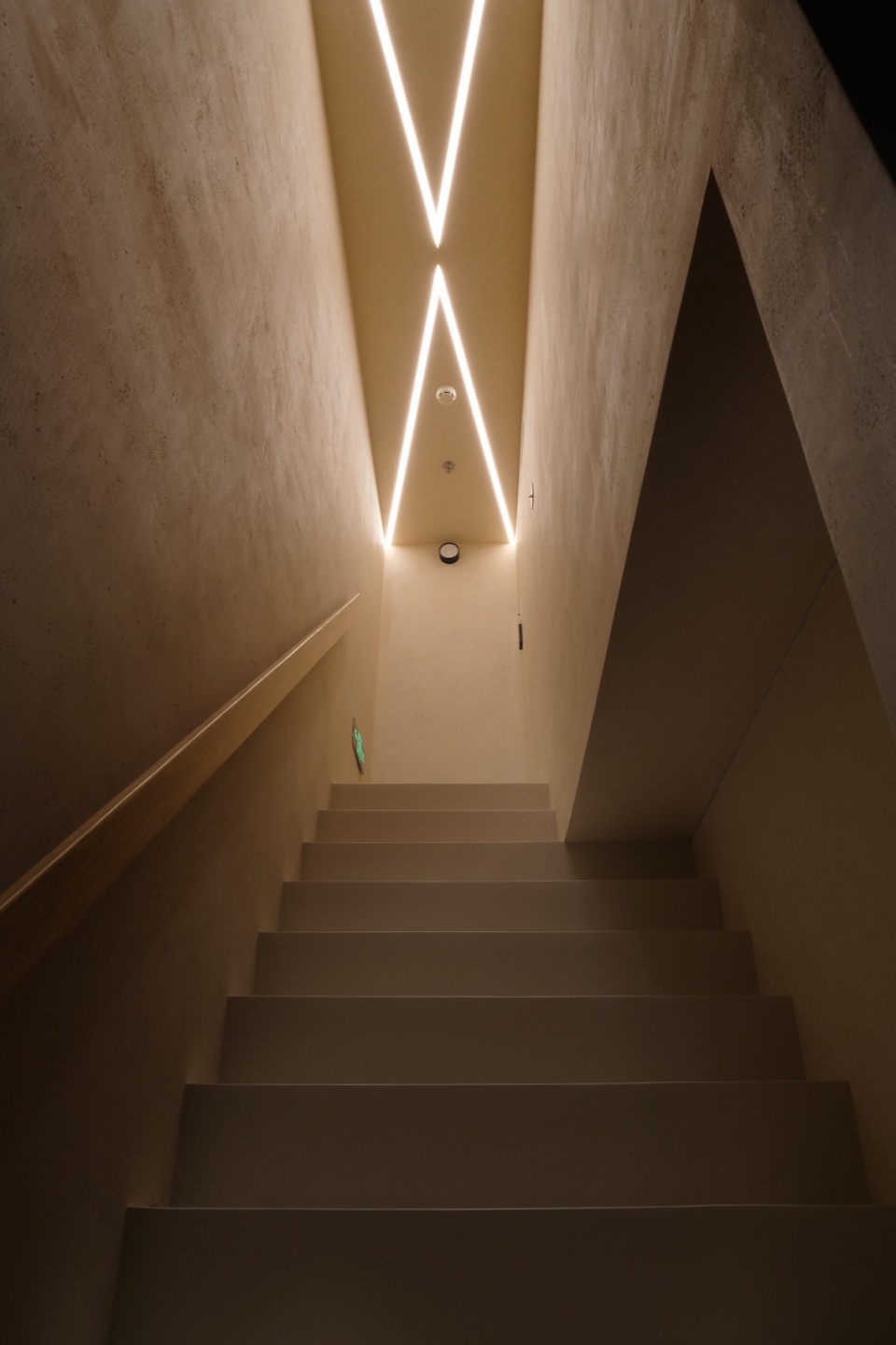 楼梯与V型灯光 1©ChaoS caveau de xtd wine store by monoarchi