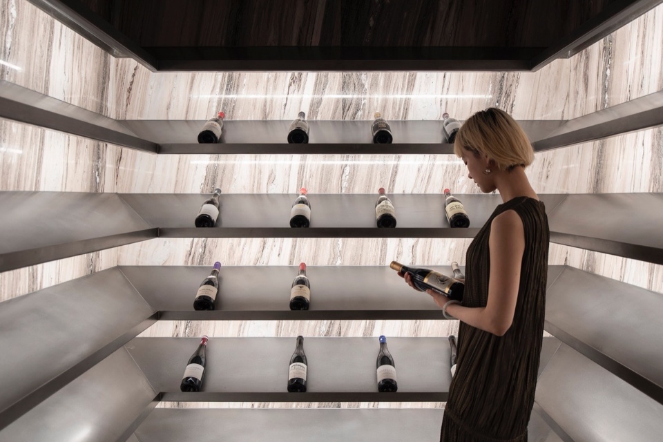 珍藏酒窖不锈钢开放式酒架©宋肖澹 caveau de xtd wine store by monoarchi