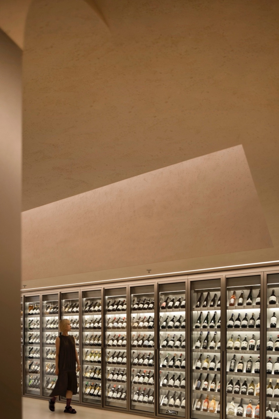 红酒犹如美术馆中的展品©宋肖澹 caveau de xtd wine store by monoarchi