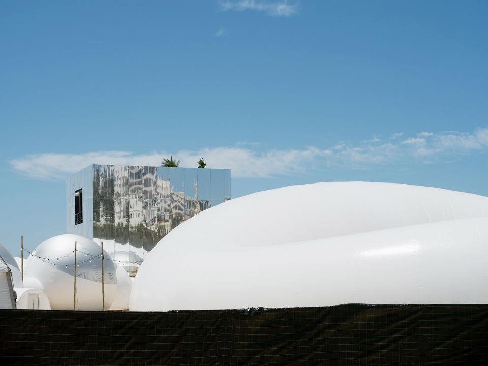 olimpo nomade installation by langarita navarro arquitectos