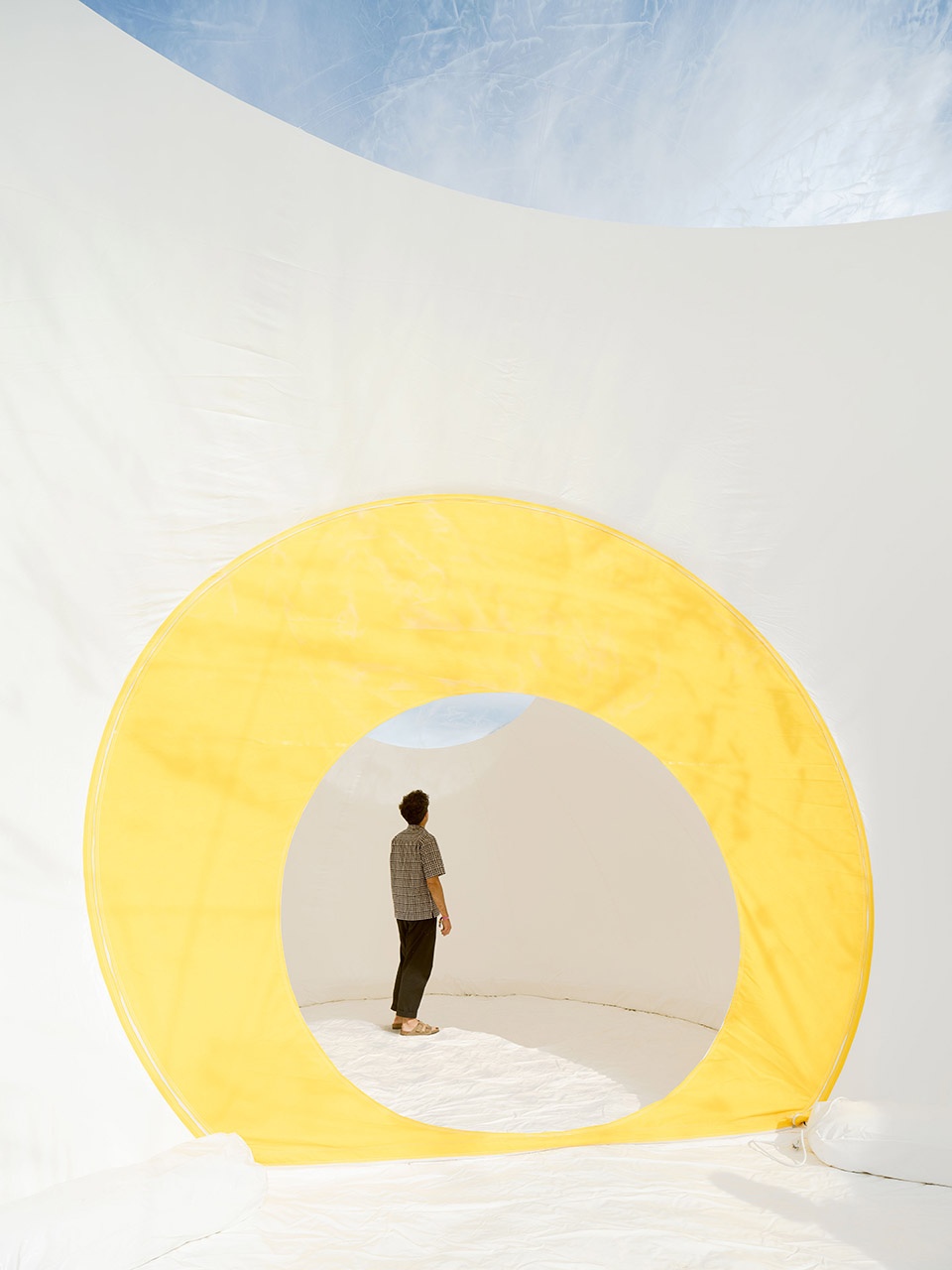 olimpo nomade installation by langarita navarro arquitectos