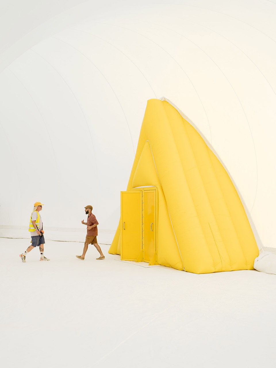 olimpo nomade installation by langarita navarro arquitectos
