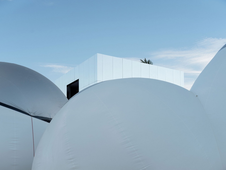olimpo nomade installation by langarita navarro arquitectos