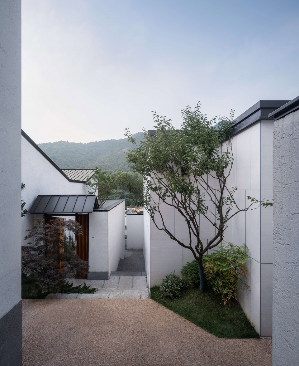 ten yards hotel by city town architects