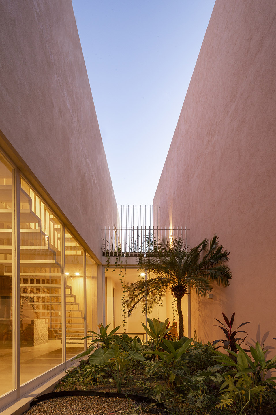 casa banderas by rea studio