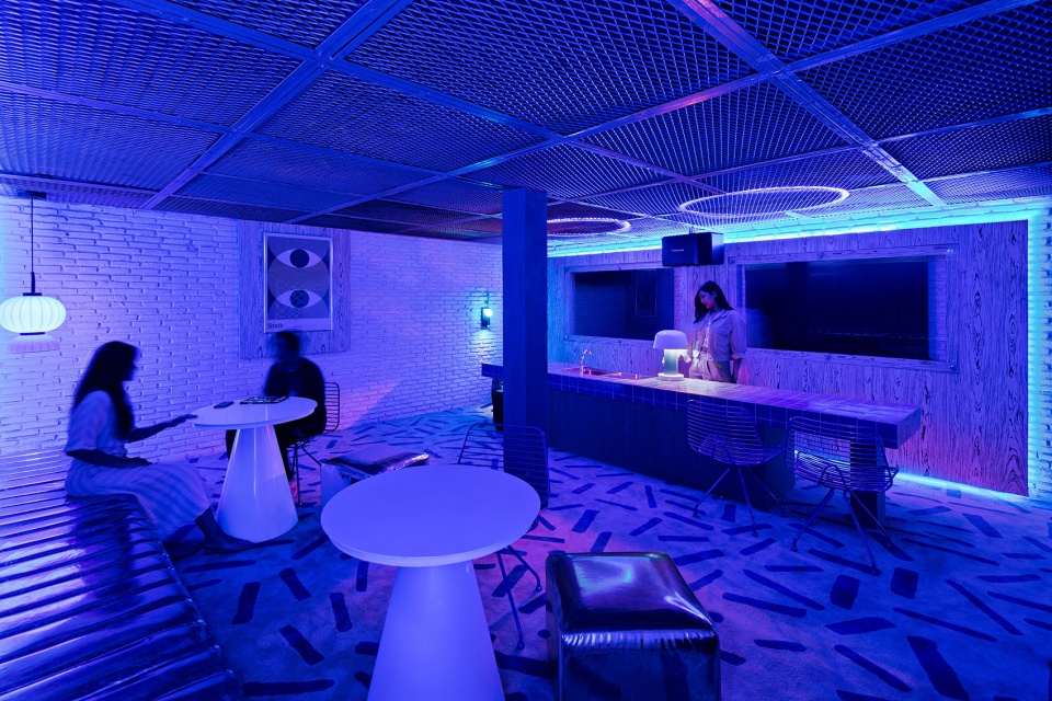 stalk tree hugger bar by radar architects