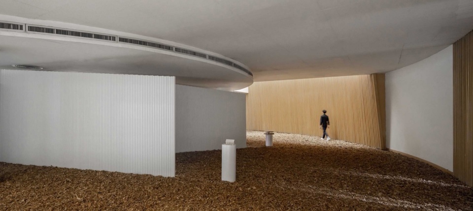The building extending from the center hints at the axis of the site ©Ketsiree Wongwan