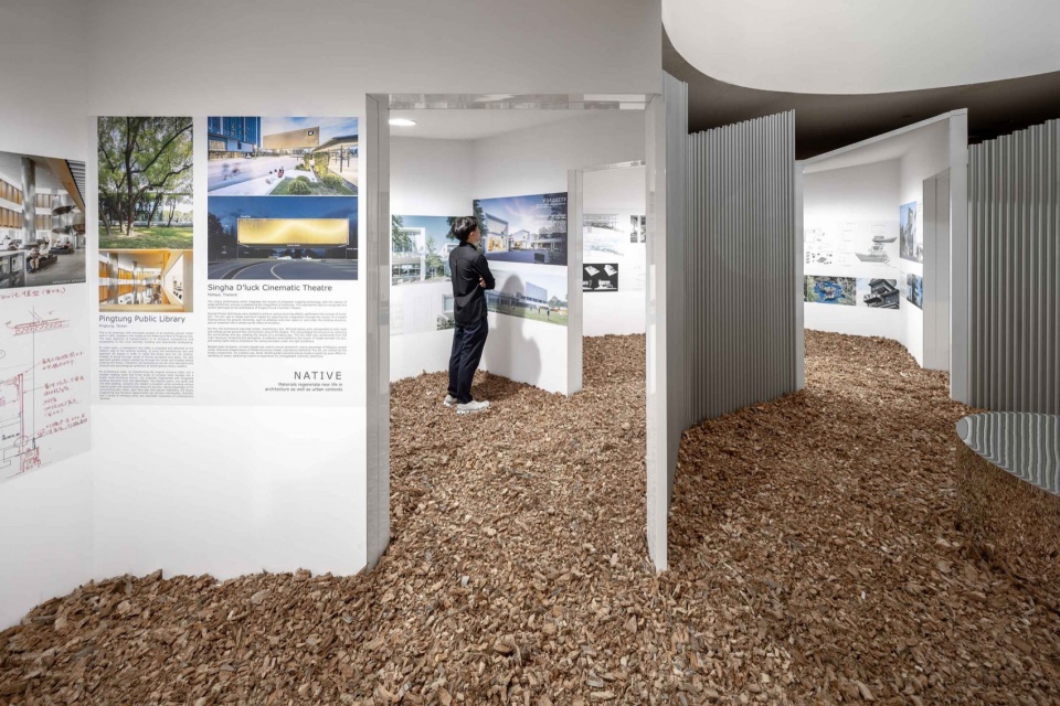 The gallery and courtyard space ©Ketsiree Wongwan