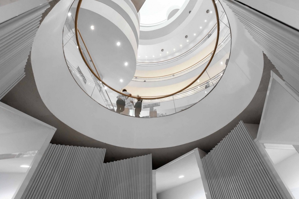 The view from the courtyard towards the sky ©Ketsiree Wongwan