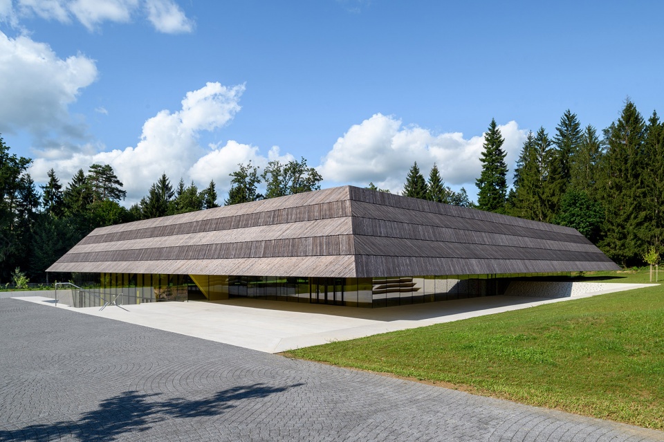 cesca vas pool complex by enota