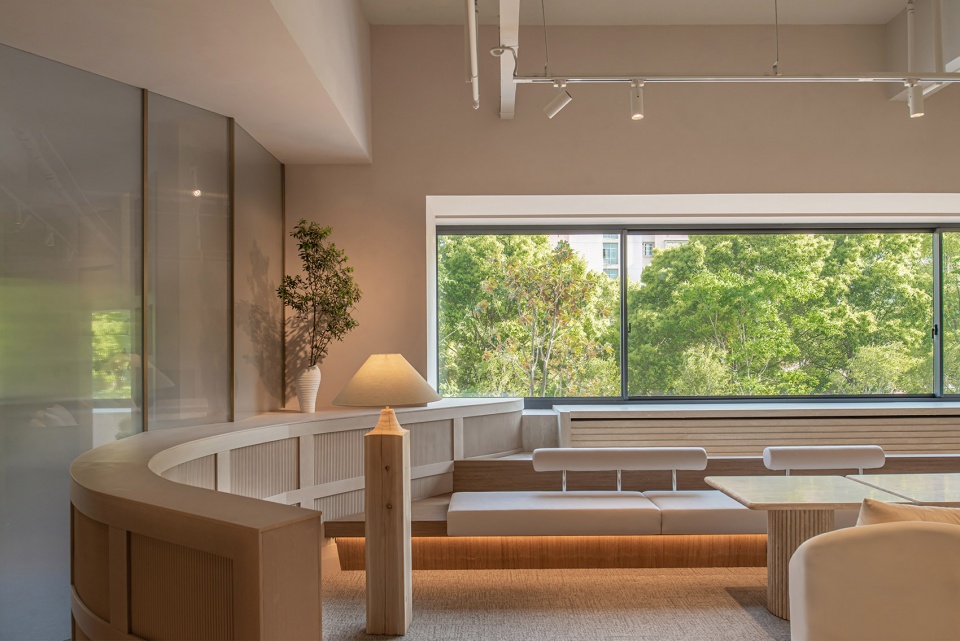 cutting the wall and borrowing the view by studio dotcof