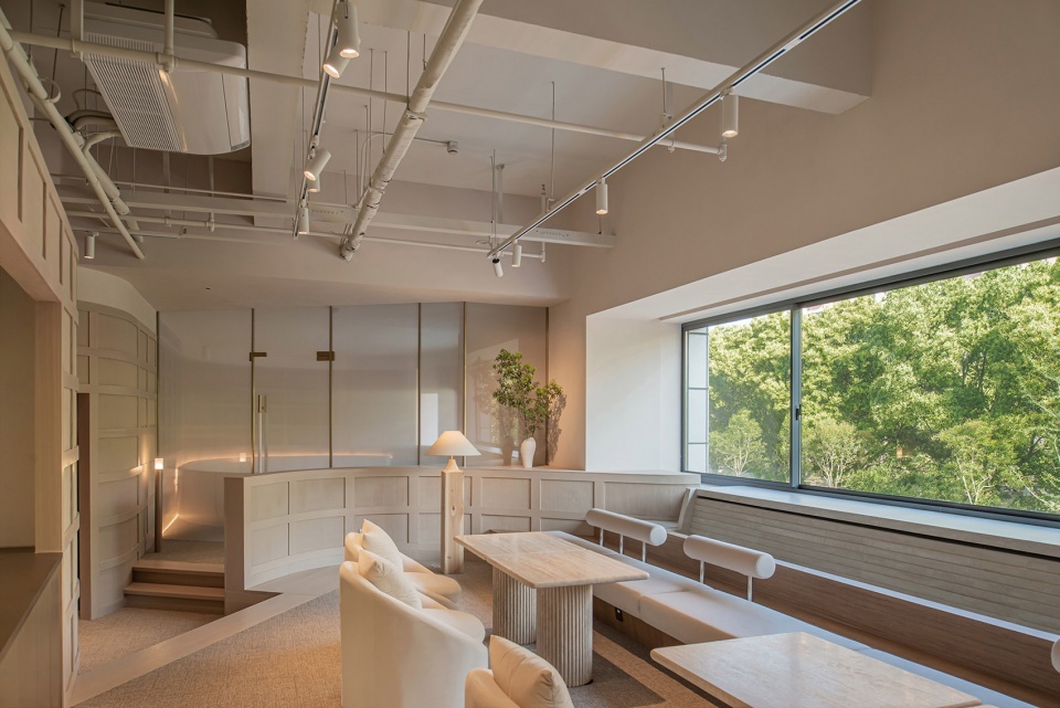 cutting the wall and borrowing the view by studio dotcof
