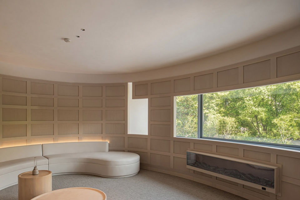 cutting the wall and borrowing the view by studio dotcof