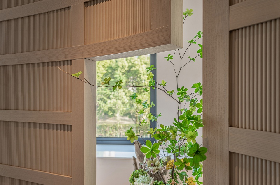 cutting the wall and borrowing the view by studio dotcof