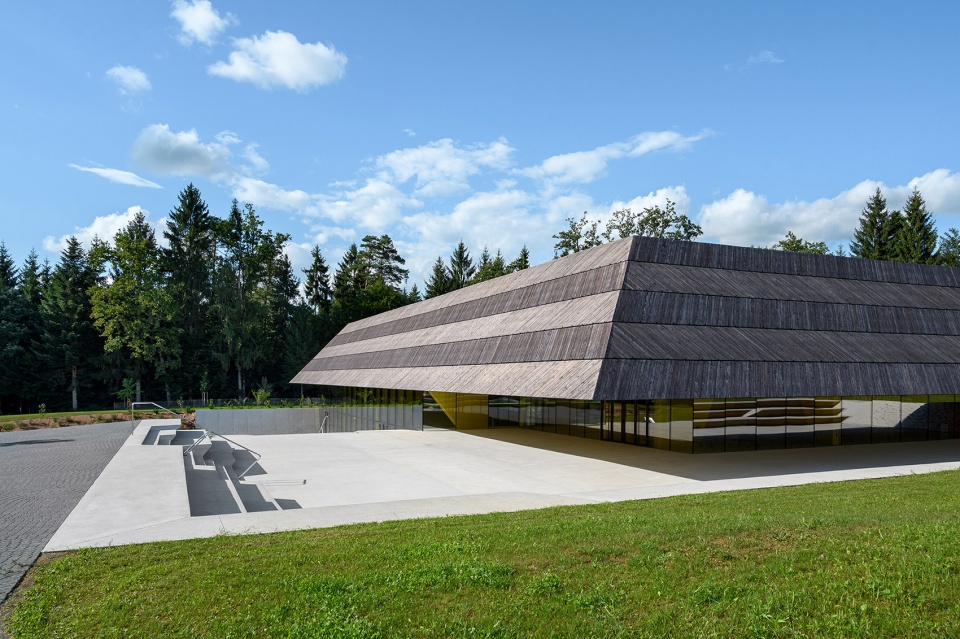 cesca vas pool complex by enota