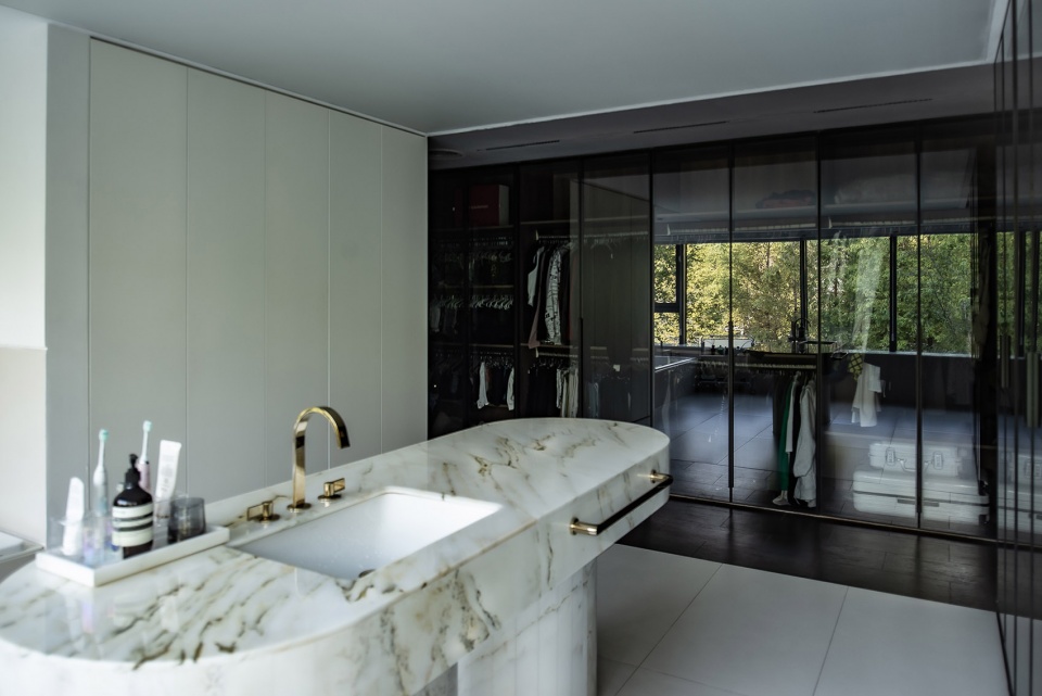 black and white residence by studio dotcof