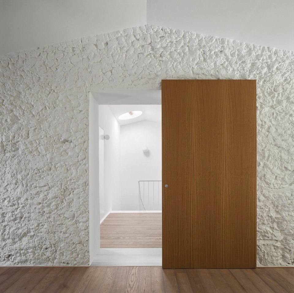 weekend house in puigmolto by arame studio