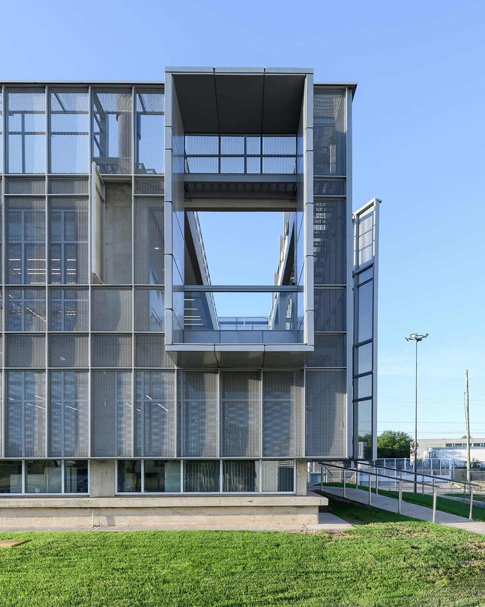 BIOFARMA office building Santiago Viale y Asociados