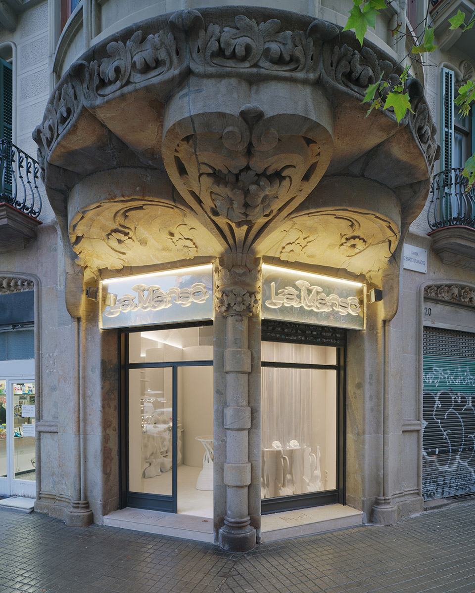 the first flagship store of la manso by external reference