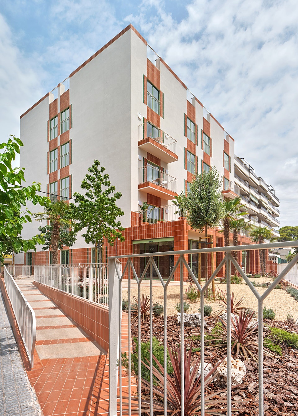 Transformation of an abandoned building into 27 apartments by NUA arquitectures