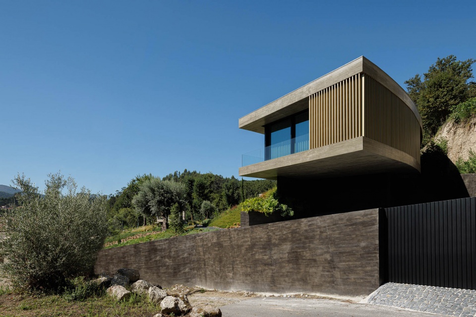 CASA DE BOURO by MUTANT ARQUITECTURA DESIGN