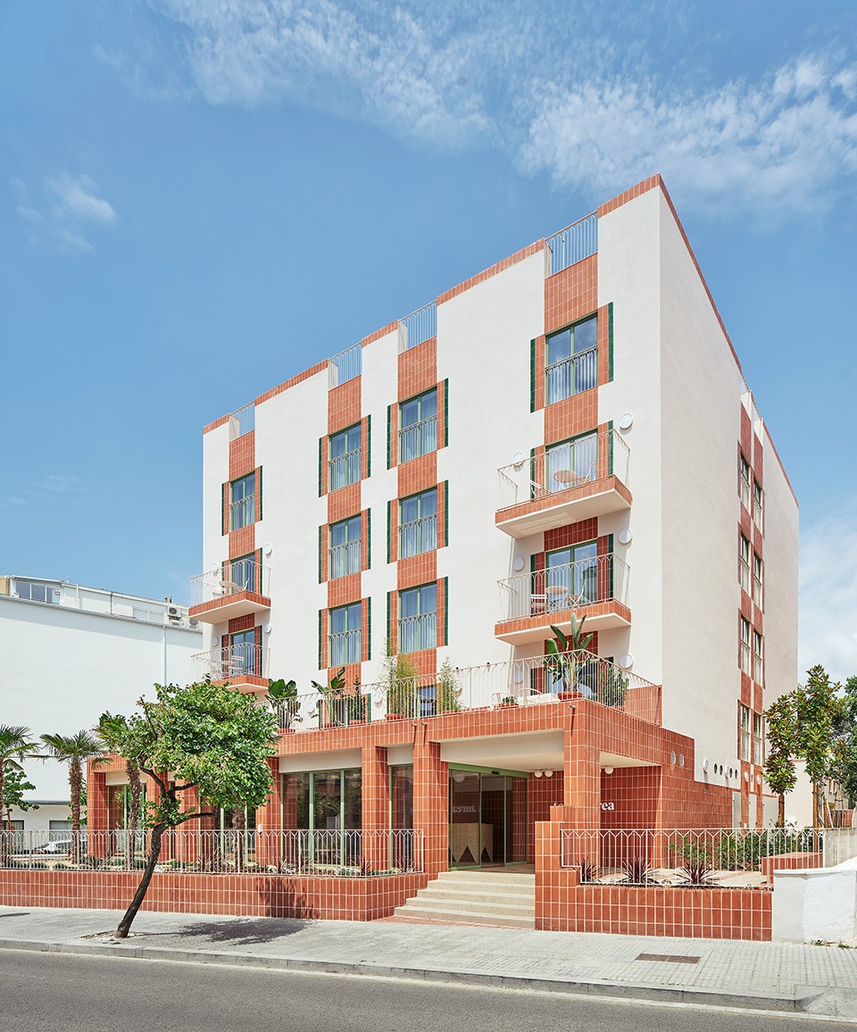 Transformation of an abandoned building into 27 apartments by NUA arquitectures