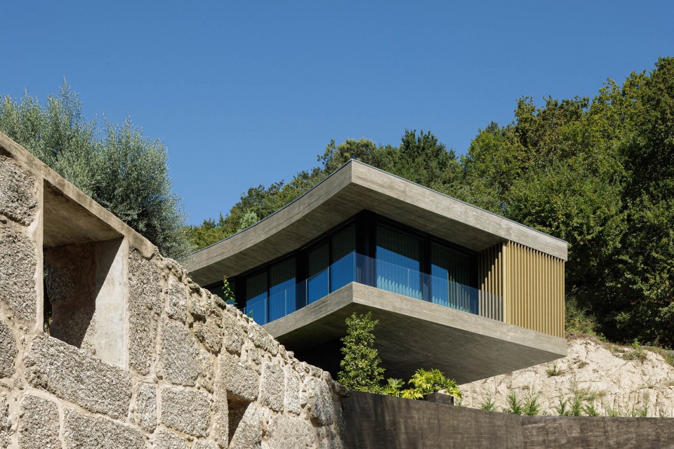 CASA DE BOURO by MUTANT ARQUITECTURA DESIGN