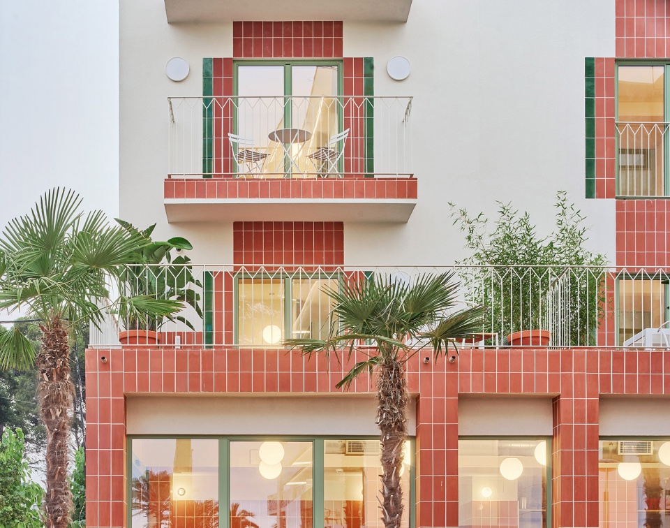 Transformation of an abandoned building into 27 apartments by NUA arquitectures