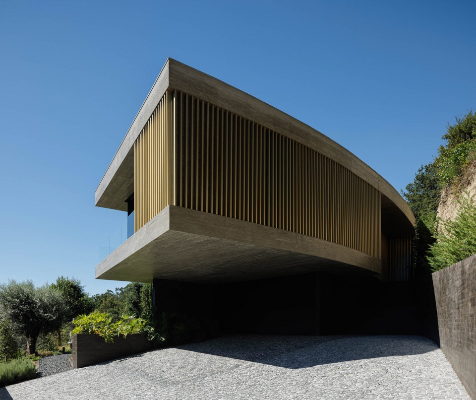 CASA DE BOURO by MUTANT ARQUITECTURA DESIGN
