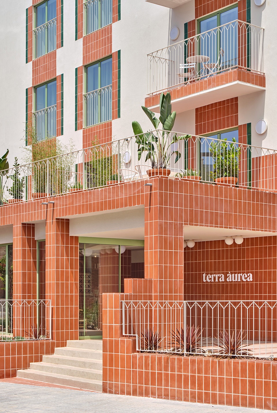 Transformation of an abandoned building into 27 apartments by NUA arquitectures