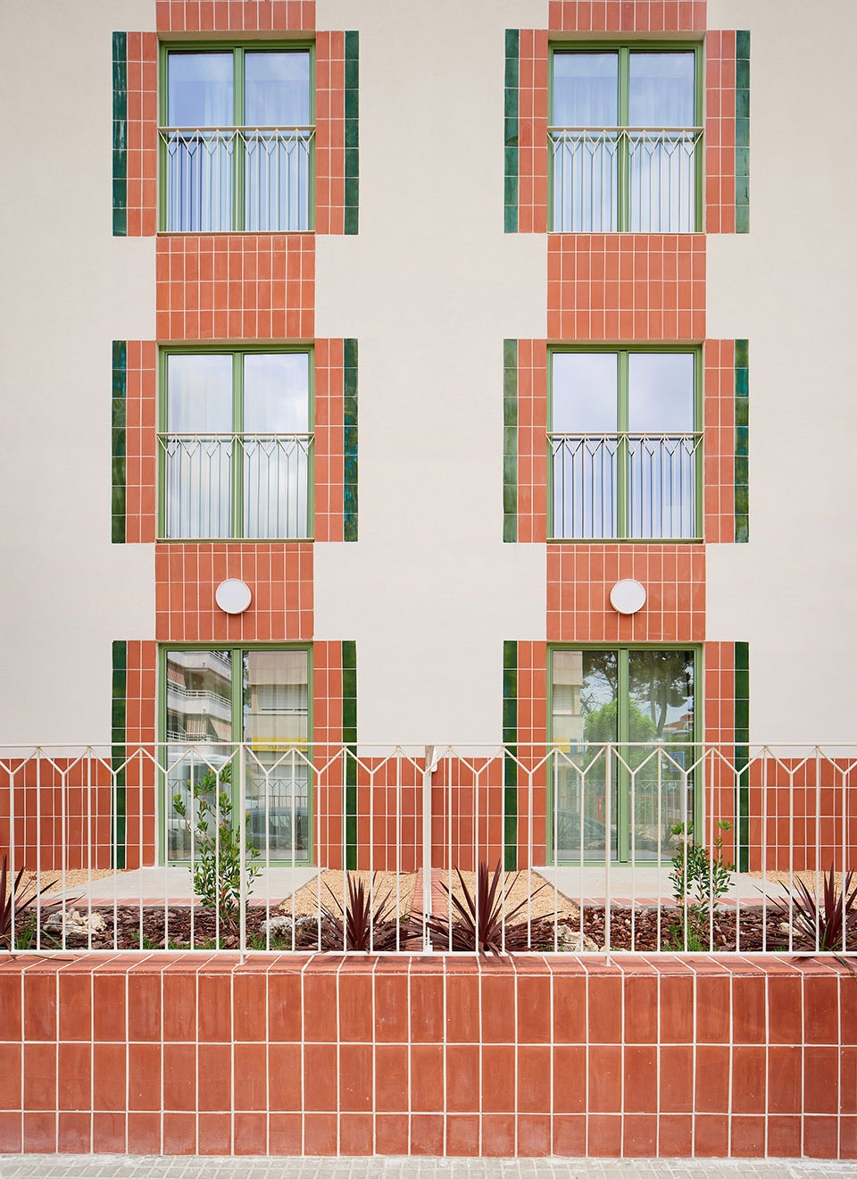 Transformation of an abandoned building into 27 apartments by NUA arquitectures eoj