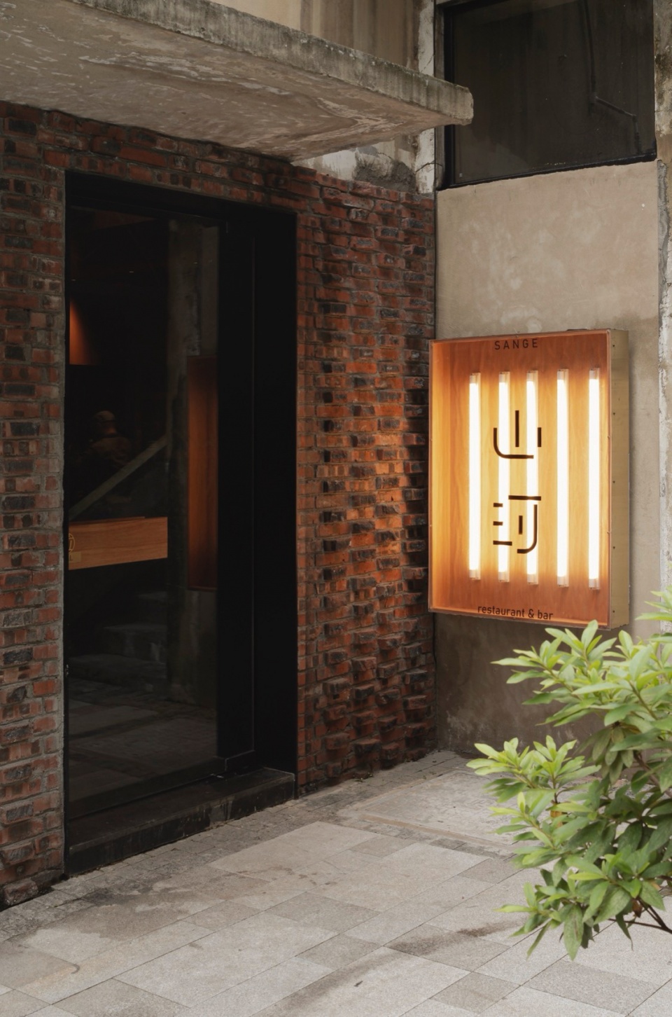 入口和灯箱 entrance and light box©vanwang sanga japanese fusion restaurant